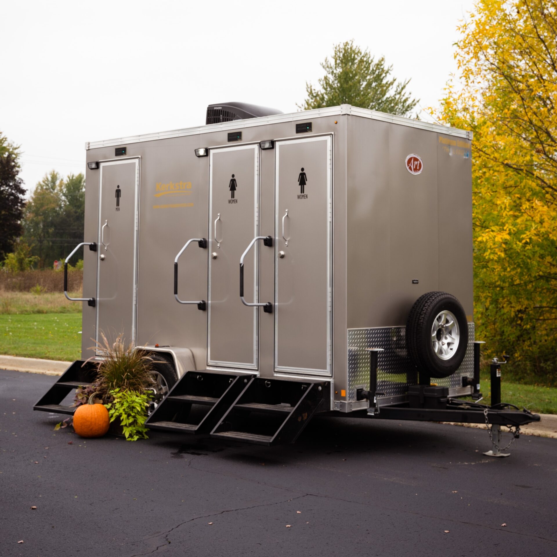 3 stall lodge trailer exterior