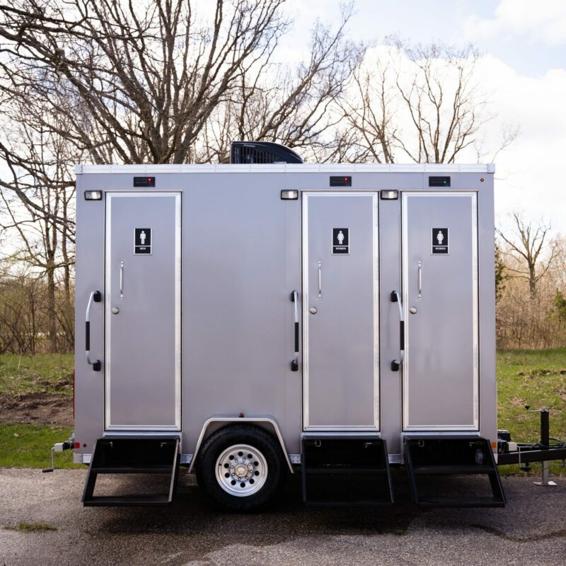 Kerkstra 3 stall rustic porta potty
